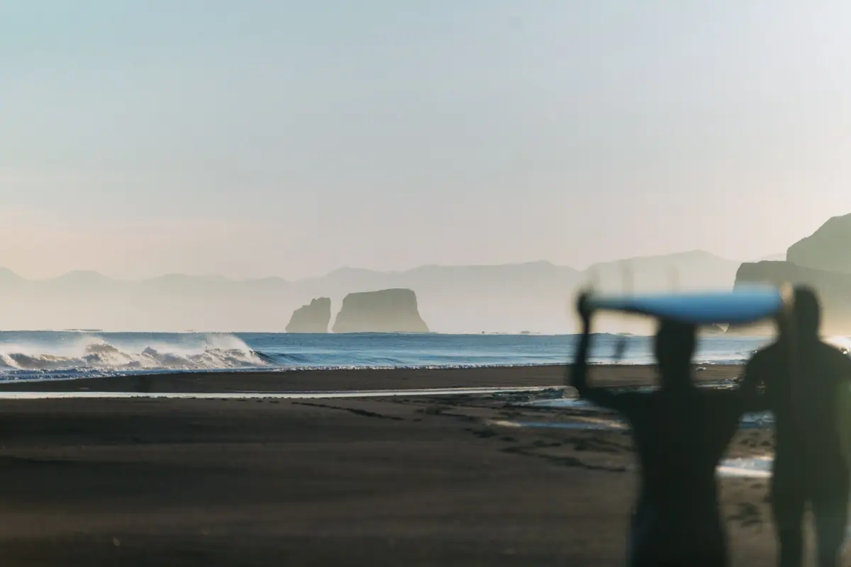 Prancha na areia com o mar e o horizonte ao fundo